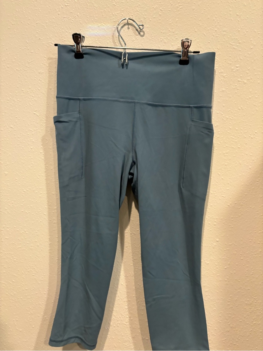 Athleta salutation stash pocket capri medium.